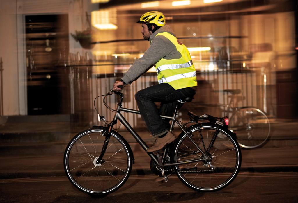 Im Herbst verschlechtern sich die Bedingungen für Radfahrer. Unter anderem wird es früher dunkel. Dass Radler dann noch die Straße sehen ist nicht unwichtig. Wichtiger ist aber, dass sie selbst gesehen werden