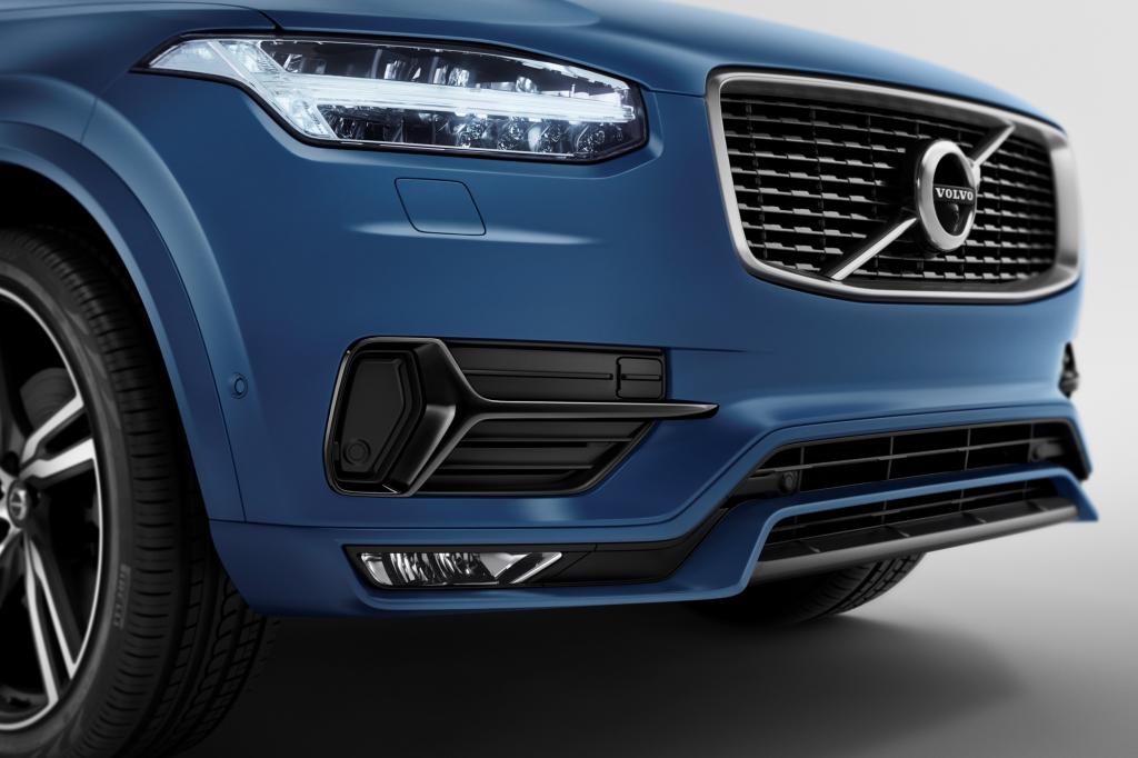 In edlem Mattblau ist der neue XC90 demnächst bestellbar. Volvos sportliche R-Design-Ausstattung steht auch dem größten Schweden gut