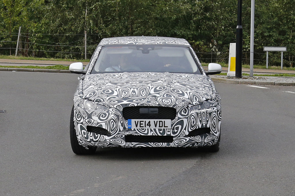 Erwischt: Erlkönig Jaguar XF