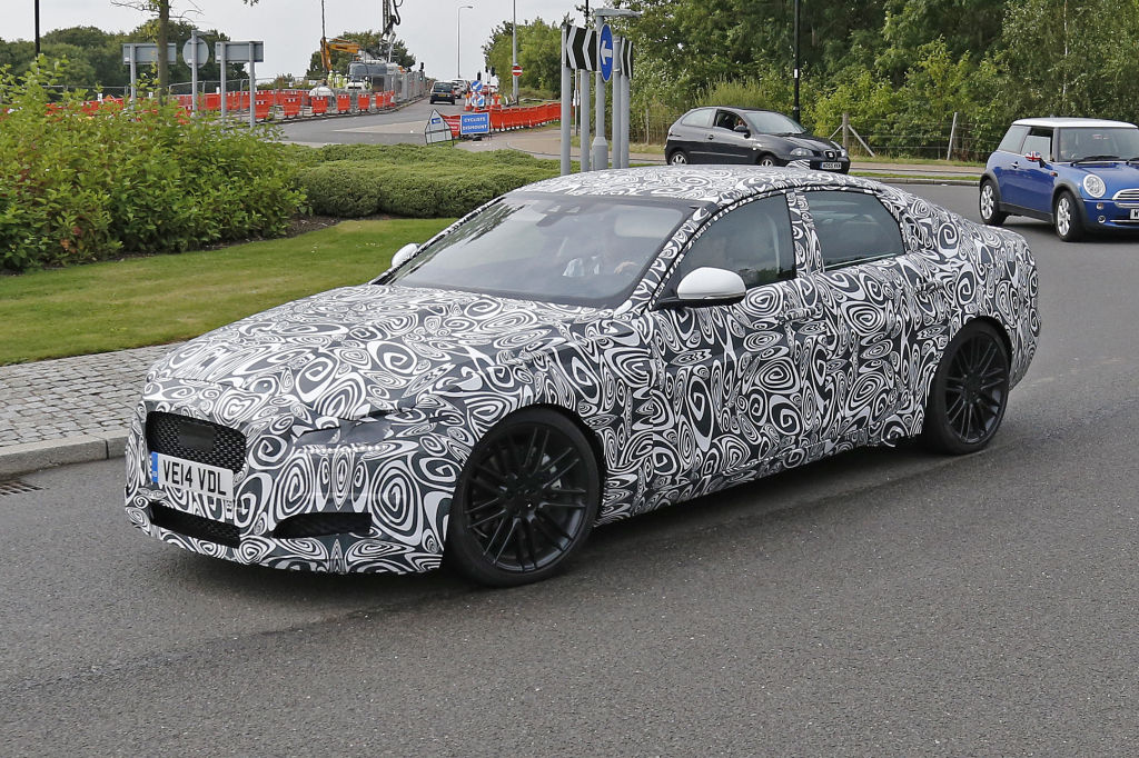Erwischt: Erlkönig Jaguar XF