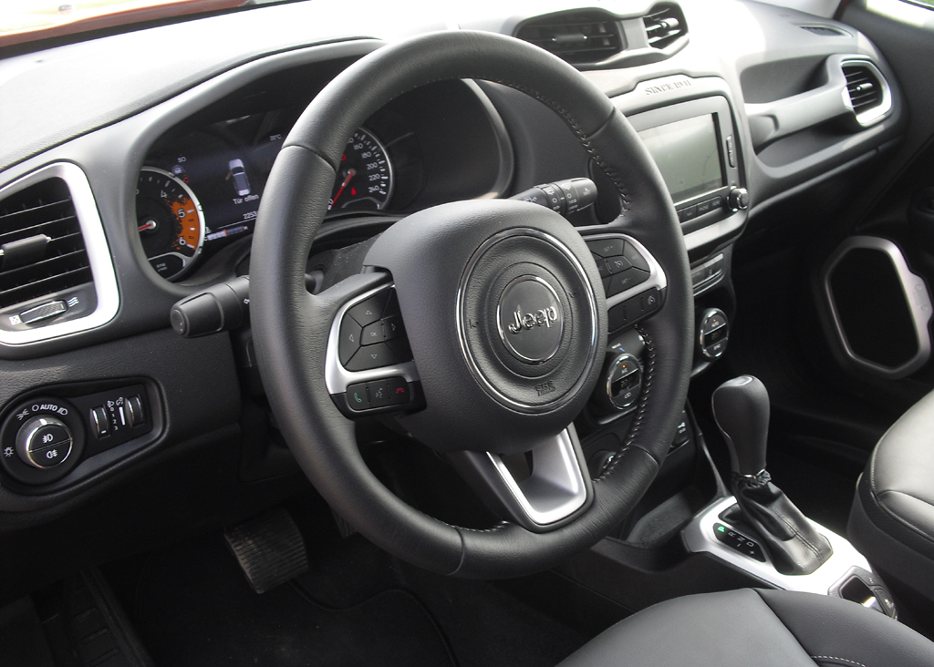 Jeep Renegade: Blick ins weitgehend aus dem Cherokee schon bekannten Cockpit. 