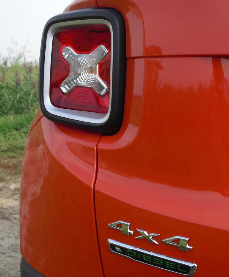Jeep Renegade: X-Leuchte am Heck mit Antriebskennzeichnung. 
