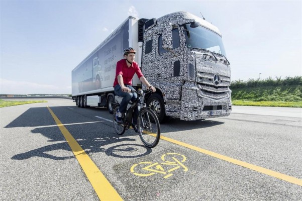 Mercedes hat einen Totwinkel-Warner für Lkw entwickelt