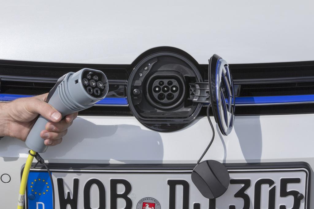 Mit 36.900 Euro ist der GTE deutlich teurer als seine zahlreichen Verwandten mit dem Golf-Schriftzug. 