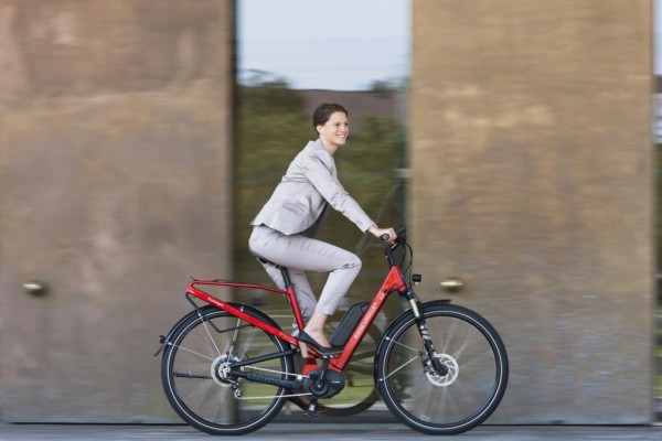 Mit dem E-Bike zur Arbeit? Würden viele Arbeitnehmer machen, wenn es sichere Wege und Abstellmöglichkeiten für die teuren Teile gäbe. 