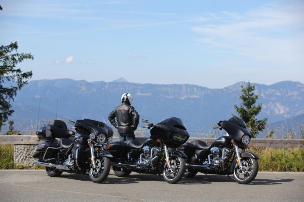 Mit drei neuen Modellen wollen die Amerikaner ihrer Tourer-Baureihe frischen Wind verleihen (v.l.): Electra Glide Ultra Limited Low, Road Glide Special, Street Glide Special 