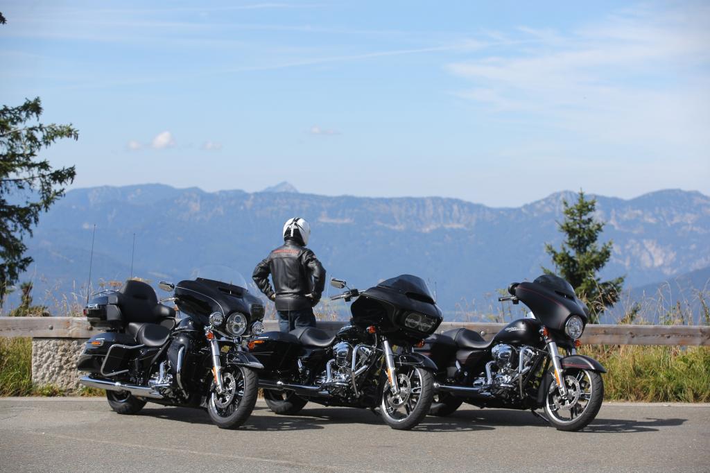 Mit drei neuen Modellen wollen die Amerikaner ihrer Tourer-Baureihe frischen Wind verleihen (v.l.): Electra Glide Ultra Limited Low, Road Glide Special, Street Glide Special 
