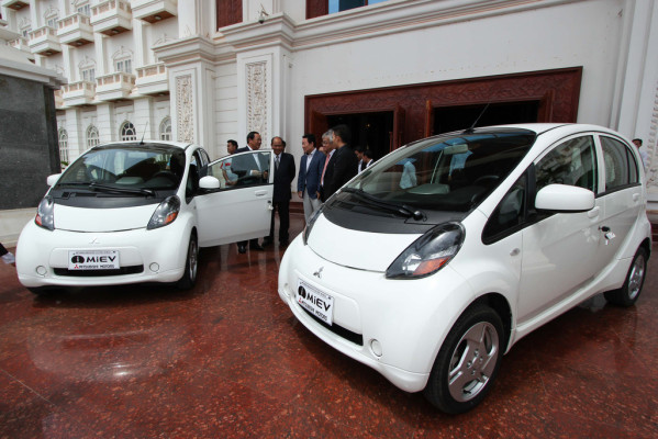 Mitsubishi spendet Elektrofahrzeuge an Regierung
