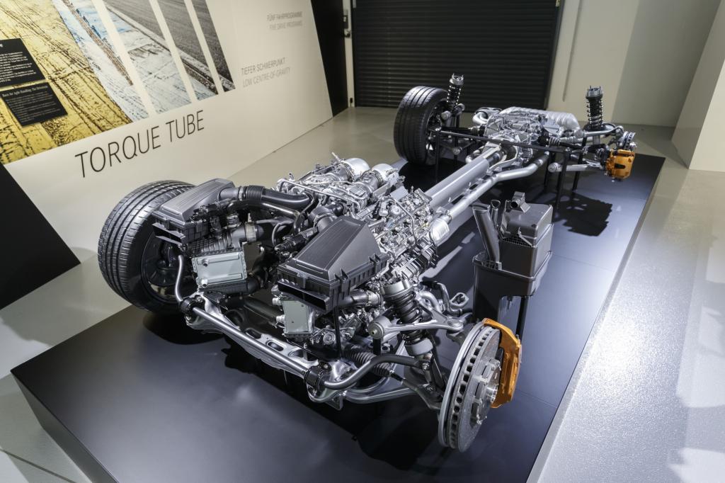 Ohne Blech gut zu sehen: Beim GT ist der Motor vorne, das Getriebe hinten