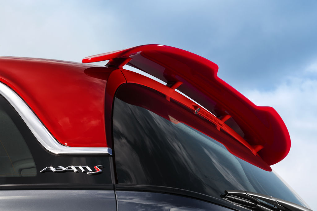 Die neue Top-Version des Kleinstwagens Opel Adam hat es in sich: Mit 110 kW/150 PS, Heckflügel, OPC-Sportbremsen, Performance-Fahrwerk und überarbeiteter Lenkung präsentiert sich der Adam S auf dem Pariser Salon