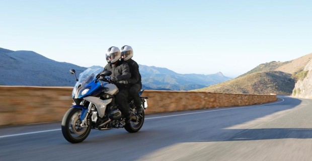 Pünktlich zur Intermot 2014 lassen die Bayern nun die Hüllen fallen und präsentieren die beiden neuen Modelle R 1200 R und R 1200 RS mit dem neuen luft-wassergekühlten Boxermotor.