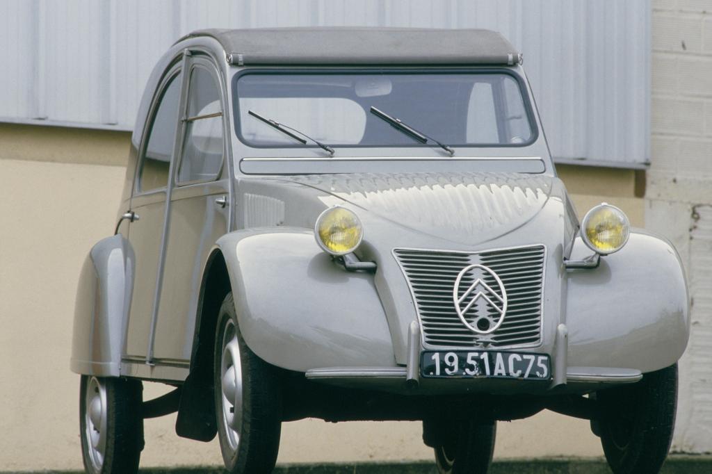 Platz 1: Citroen 2 CV von 1948. In Frankreich wurde der „deux chevaux“ mit seinem luftgekühlten Zweizylinder-Boxermotor und Frontantrieb erst zum wichtigsten Auto des 20. Jahrhunderts gewählt 
