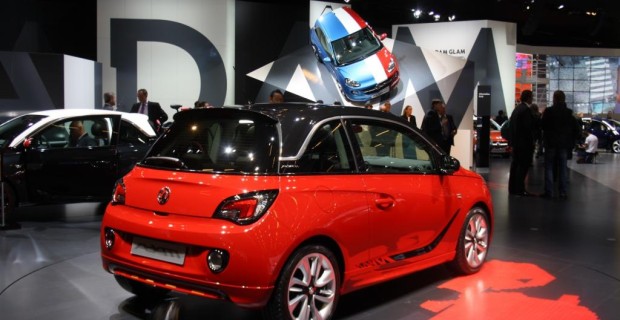 Platz 8: Opel Adam von 2012. Mit ihm wollte Opel die Marke relaunchen. Ausgerechnet ein Stadtauto mit dem altehrwürdigen Namen des Unternehmensgründers sollte den Blitz wieder zum Strahlen bringen