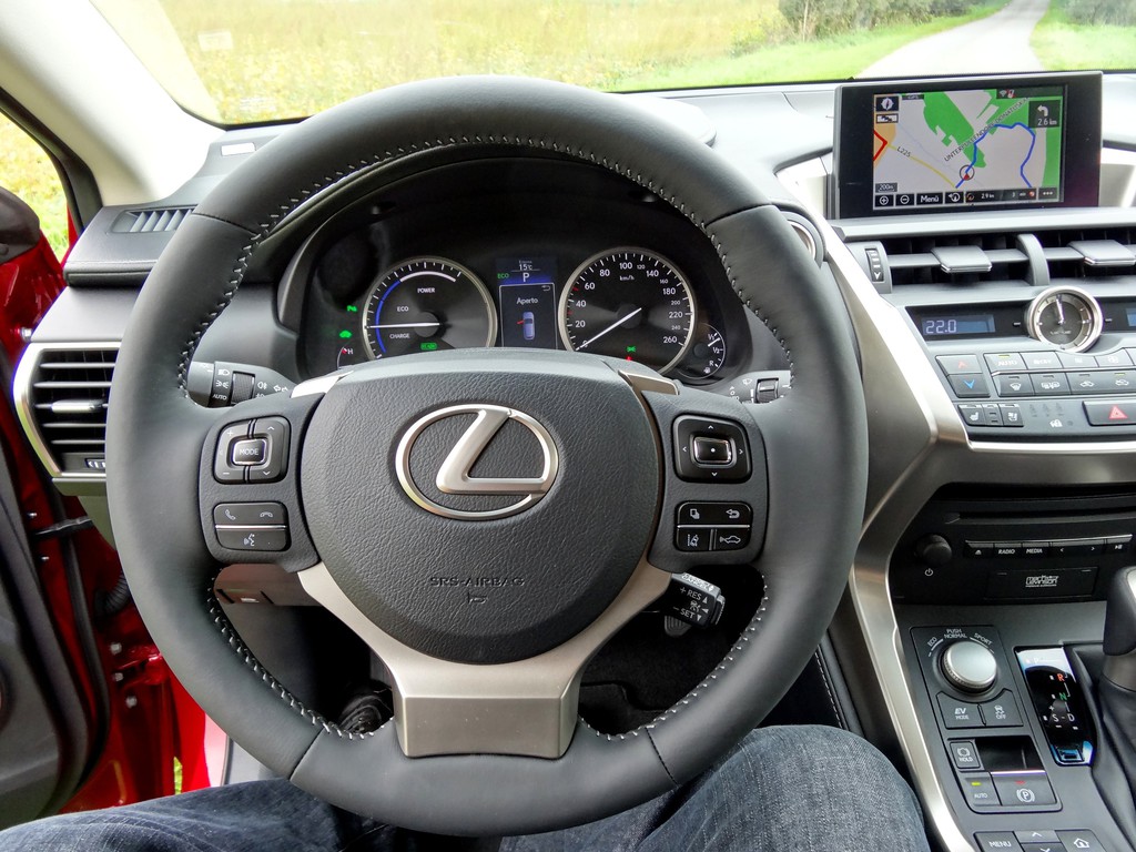 Erste Fahrt im Lexus NX300h: Vorsicht, Verletzungsgefahr!