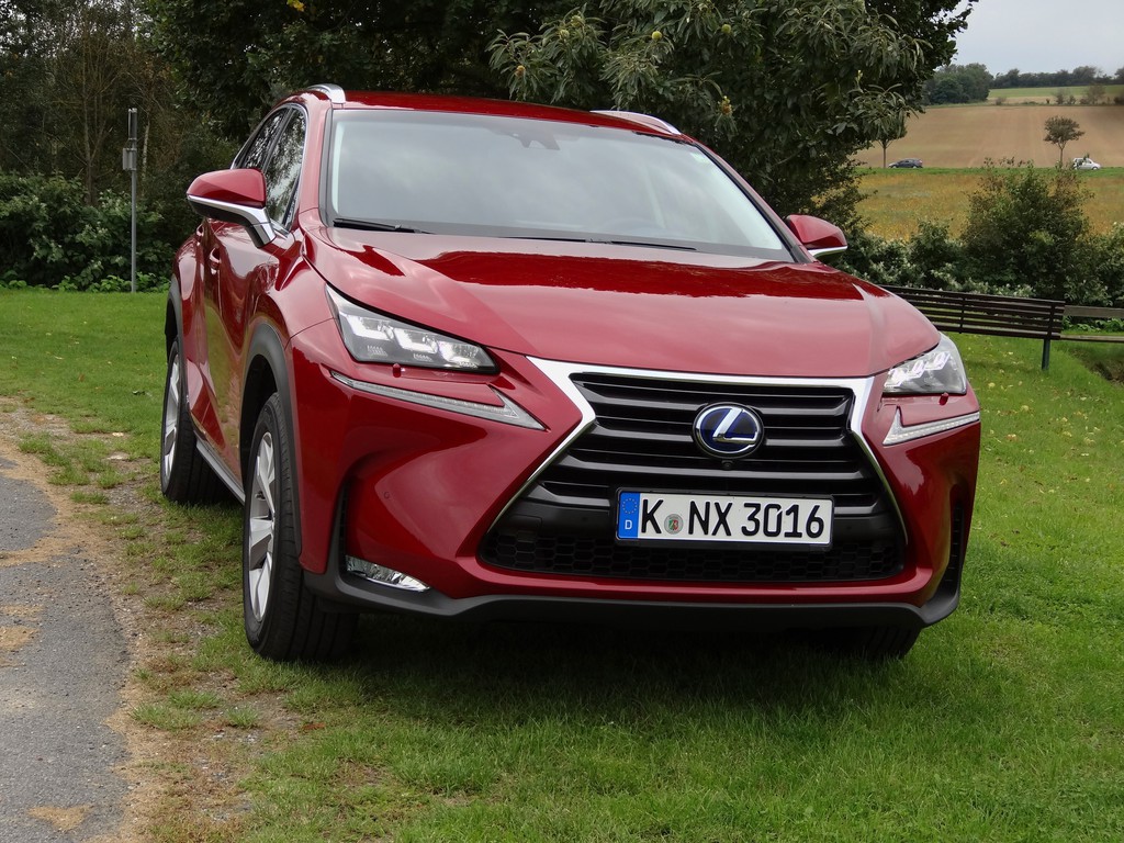 Erste Fahrt im Lexus NX300h: Vorsicht, Verletzungsgefahr!