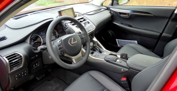 Erste Fahrt im Lexus NX300h: Vorsicht, Verletzungsgefahr!