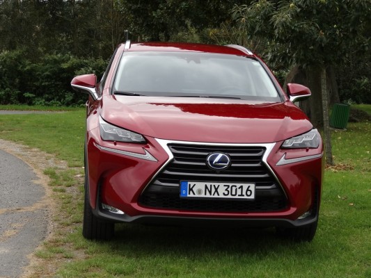 Erste Fahrt im Lexus NX300h: Vorsicht, Verletzungsgefahr!