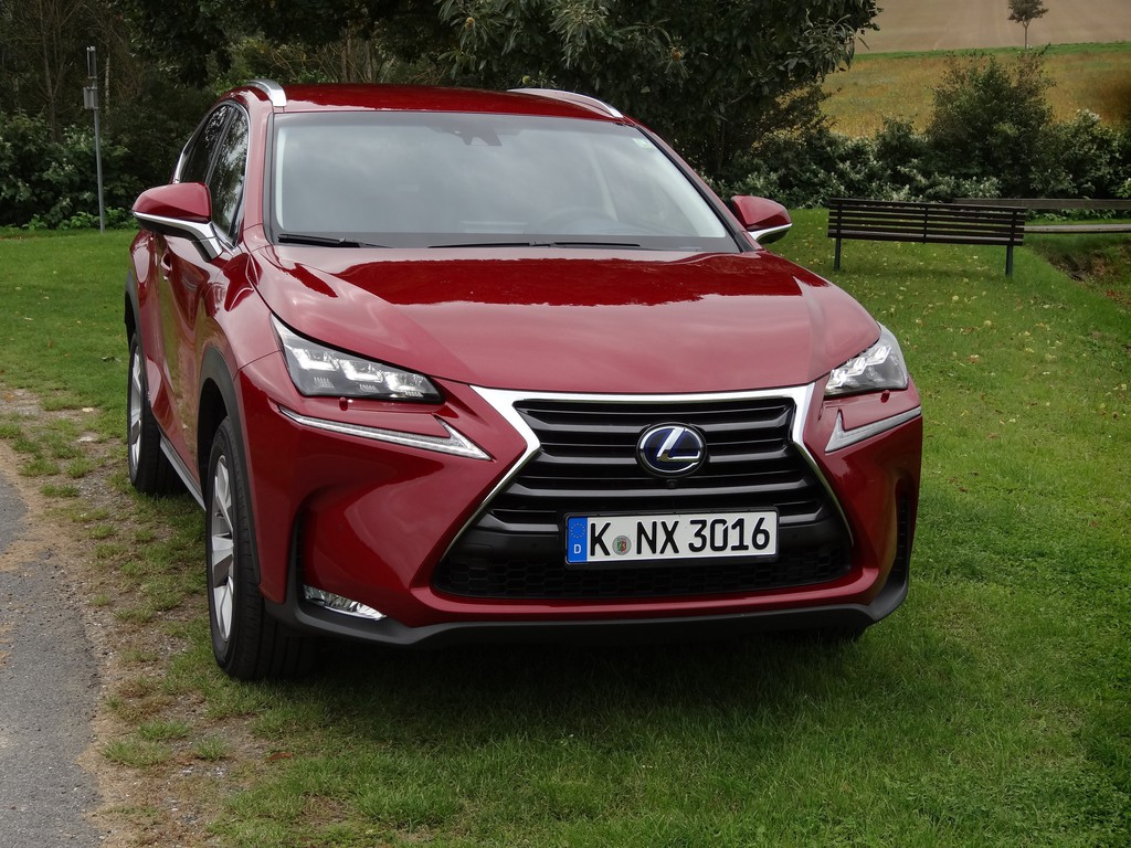 Erste Fahrt im Lexus NX300h: Vorsicht, Verletzungsgefahr!