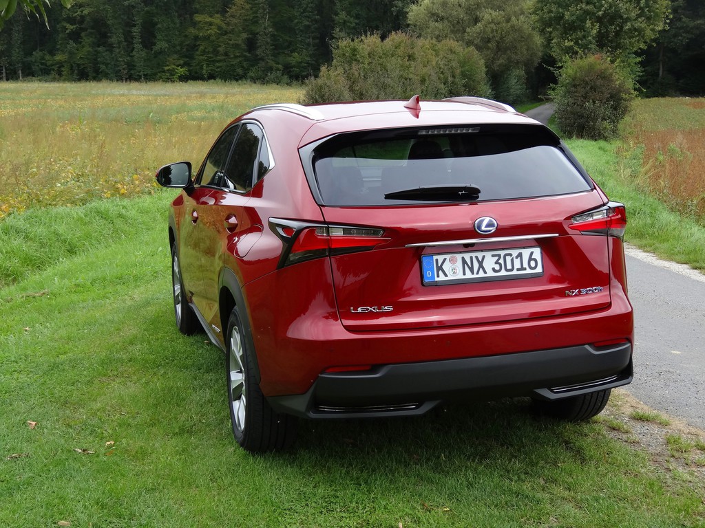 Erste Fahrt im Lexus NX300h: Vorsicht, Verletzungsgefahr!