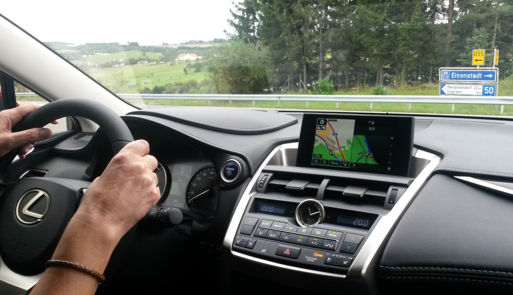 Erste Fahrt im Lexus NX300h: Vorsicht, Verletzungsgefahr!