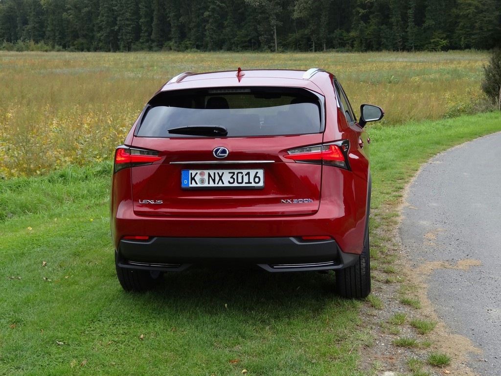 Erste Fahrt im Lexus NX300h: Vorsicht, Verletzungsgefahr!