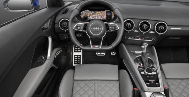 Puristisch und schlank wirkt das neue Interieur vor allem durch einzige Display im Blickfeld des Fahrers. Das digitale, 12,3 Zoll große Kombiinstrument hinter dem Lenkrad fasst Tacho, Drehzahlmesser und Infotainment zusammen