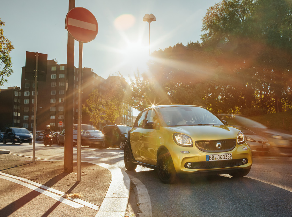 City-Golf in Mailand: Abschlag von der Smart-Heckklappe