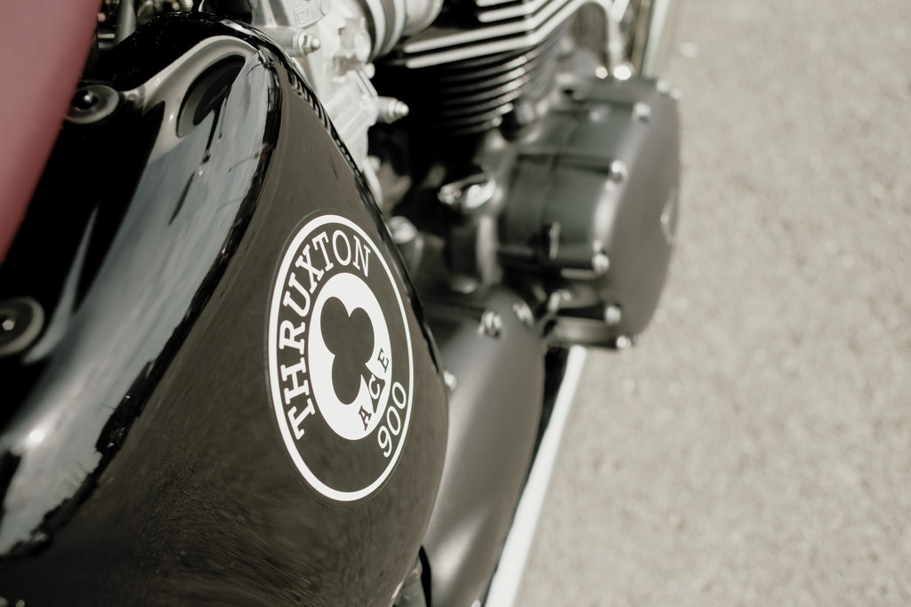 Triumph verneigt sich vor dem Ace Café