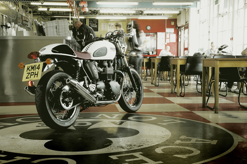 Triumph verneigt sich vor dem Ace Café