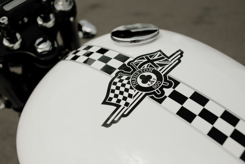 Triumph verneigt sich vor dem Ace Café