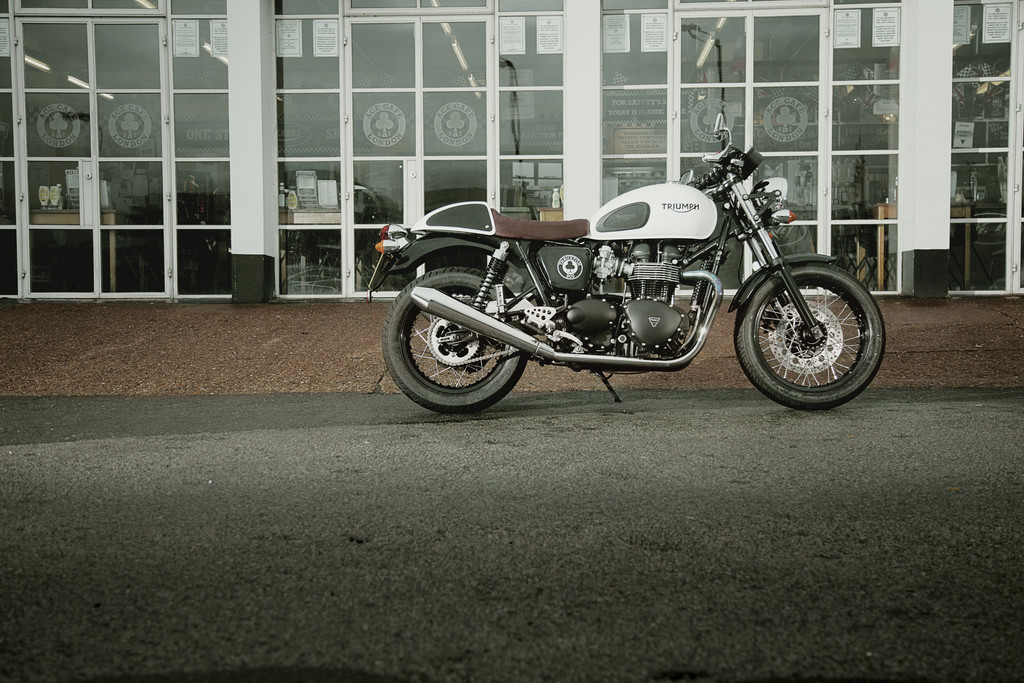 Triumph verneigt sich vor dem Ace Café