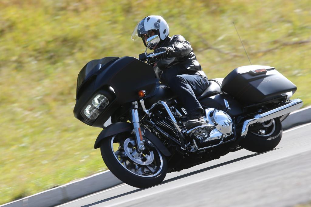 Trotz des immensen Gewichtes ist es für halbwegs geübte Motorradfahrer keine Kunst, die neue Harley-Davidson Road Glide Special zum Fahren zu bewegen