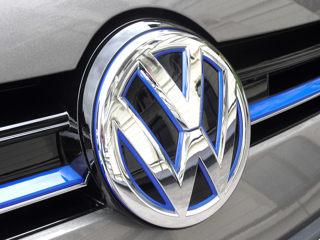 VW Golf GTE: Das Makenlogo prangt vorn groß und mittig im Kühlergrill. 
