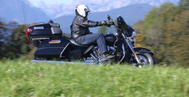 Zum Ergonomie-Paket gehören weitere Zutaten: So rückt der mit dünneren Griffen ausgerüstete Lenker dichter an den Fahrer heran