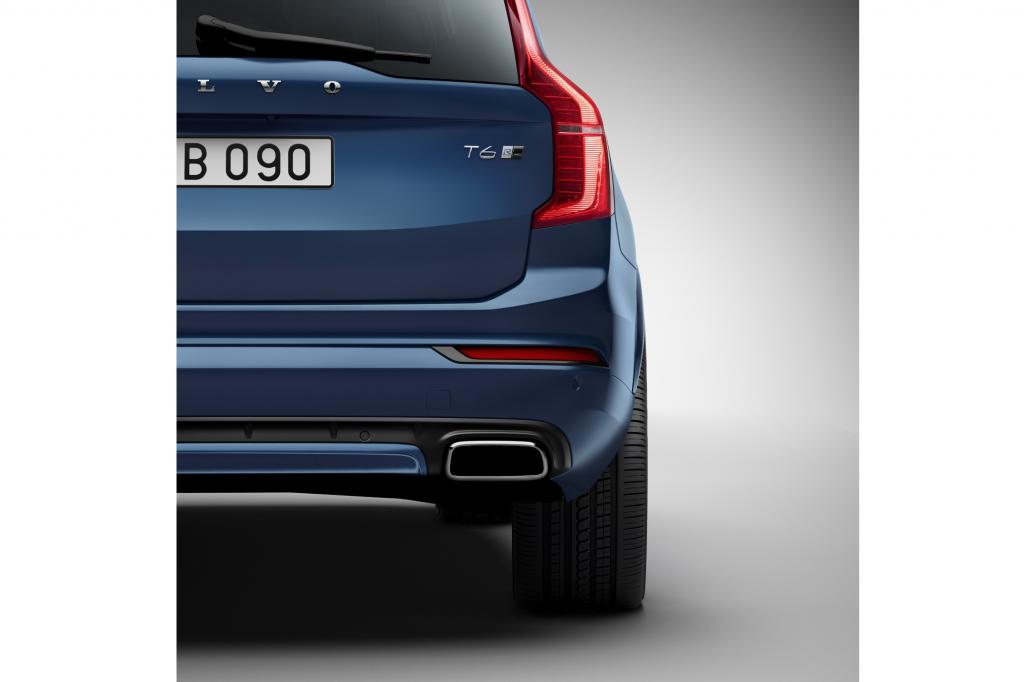 Zwei Auspuffendrohre in Trapezform betonen das sportliche Design