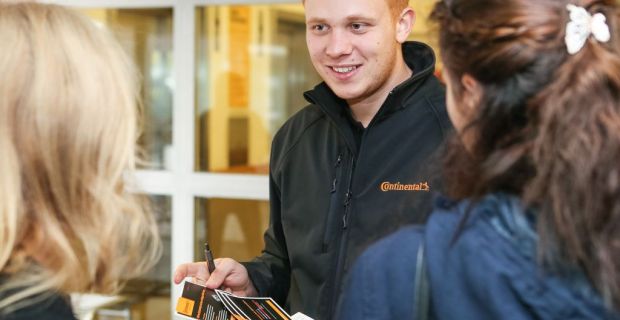Continental Beauftragte informierten deutschlandweit Autofahrer über die Bedeutung von Winterreifen.