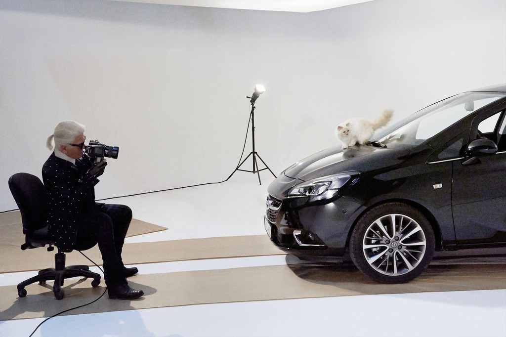 Karl Lagerfeld setzt den Opel Corsa mit Katze in Szene