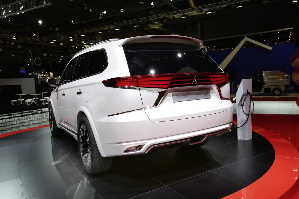 Paris 2014: Mitsubishi veredelt den Plug-in Hybrid Outlander
