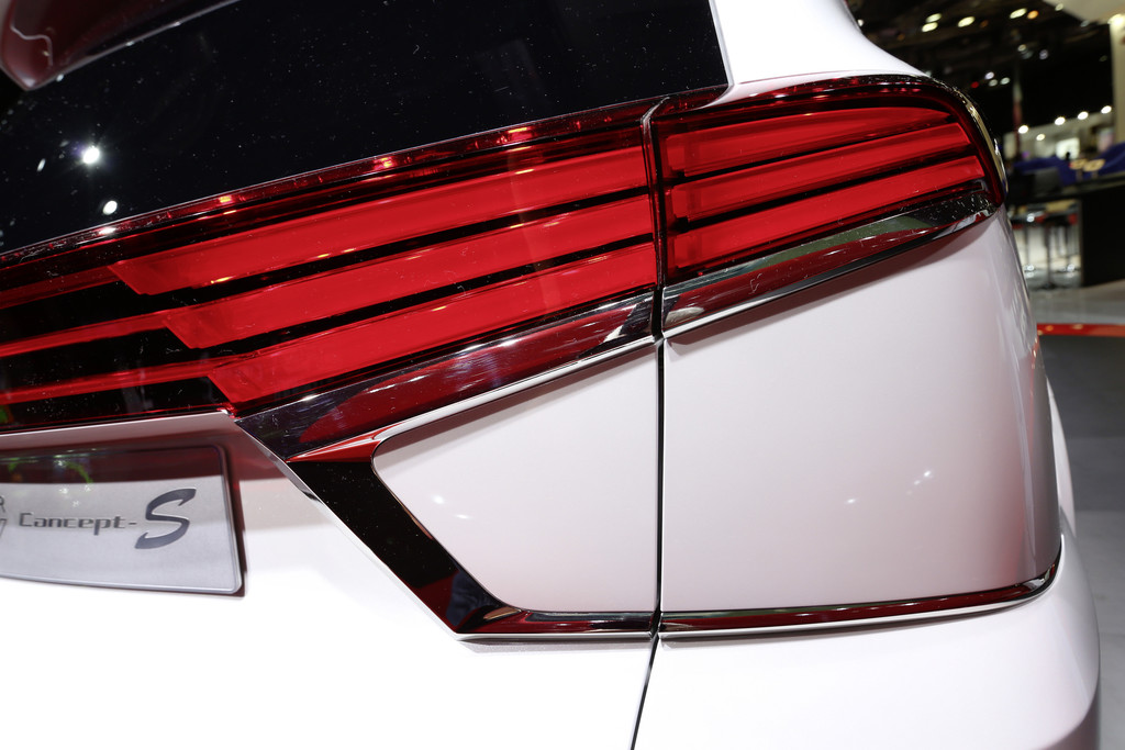 Paris 2014: Mitsubishi veredelt den Plug-in Hybrid Outlander