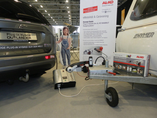 Wohnwagen-Rangiersystem mit Strom vom Plug-in Hybrid Outlander
