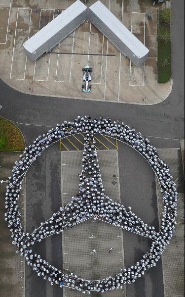 Mercedes-Silberpfeil trifft fleißige Mitarbeiter