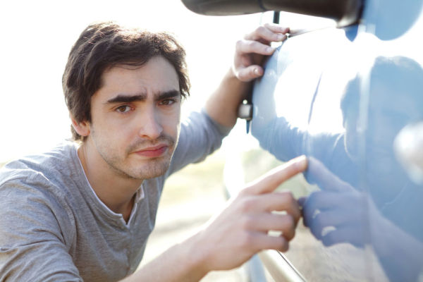 Parkrempler mit dem Auto: Wie verhalte ich mich richtig?