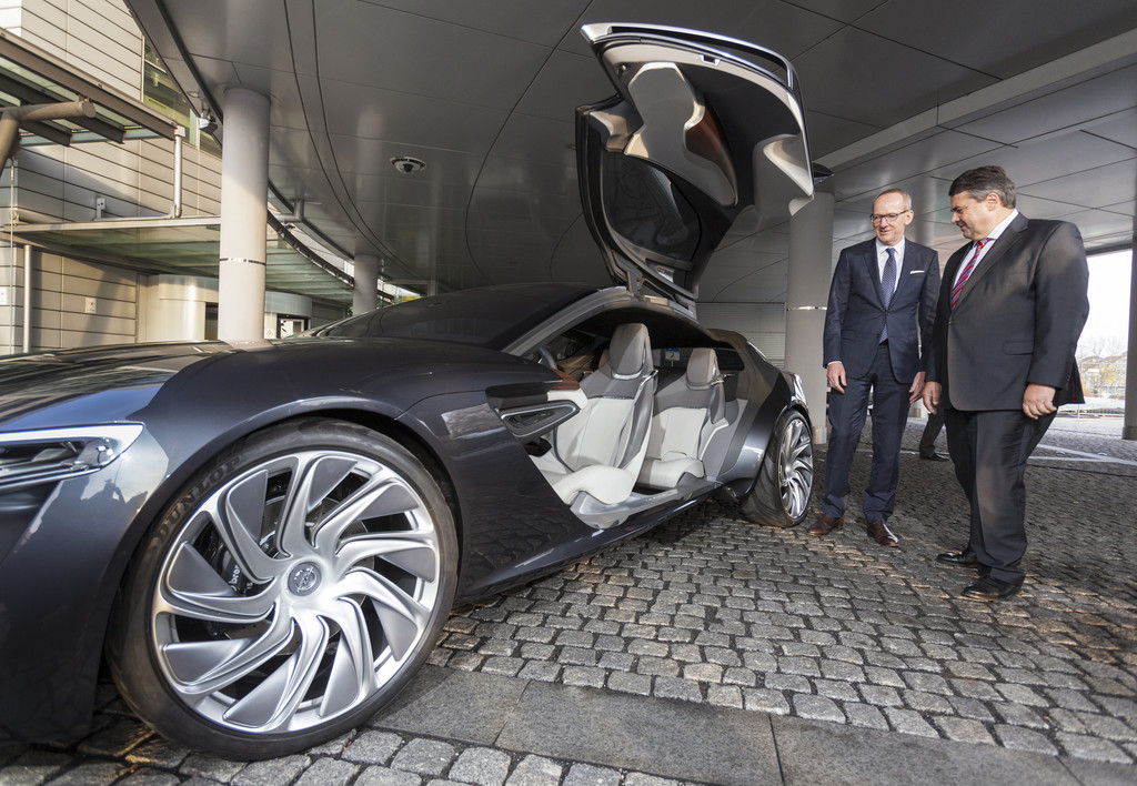 Wirtschaftsminister informiert sich bei Opel
