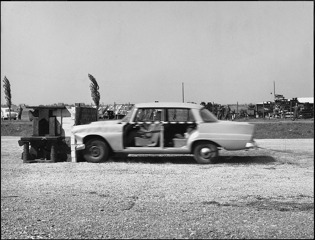 Mit dem Frontalaufprall eines Fahrzeugs der Baureihe W 111 begannen am 10. September 1959 die Crashtests von Mercedes Benz. Es ist das erste Automobil der Welt mit gestaltfester Fahrgastzelle und Knautschzonen an Front und Heck.