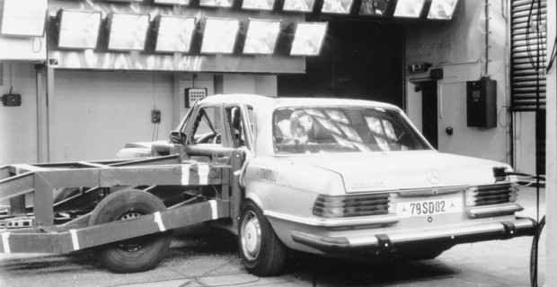 Seitencrashtest mit einem Mercedes-Benz 280 SE (19