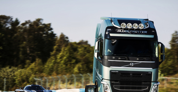 Wettrennen: Truck gegen Sportwagen