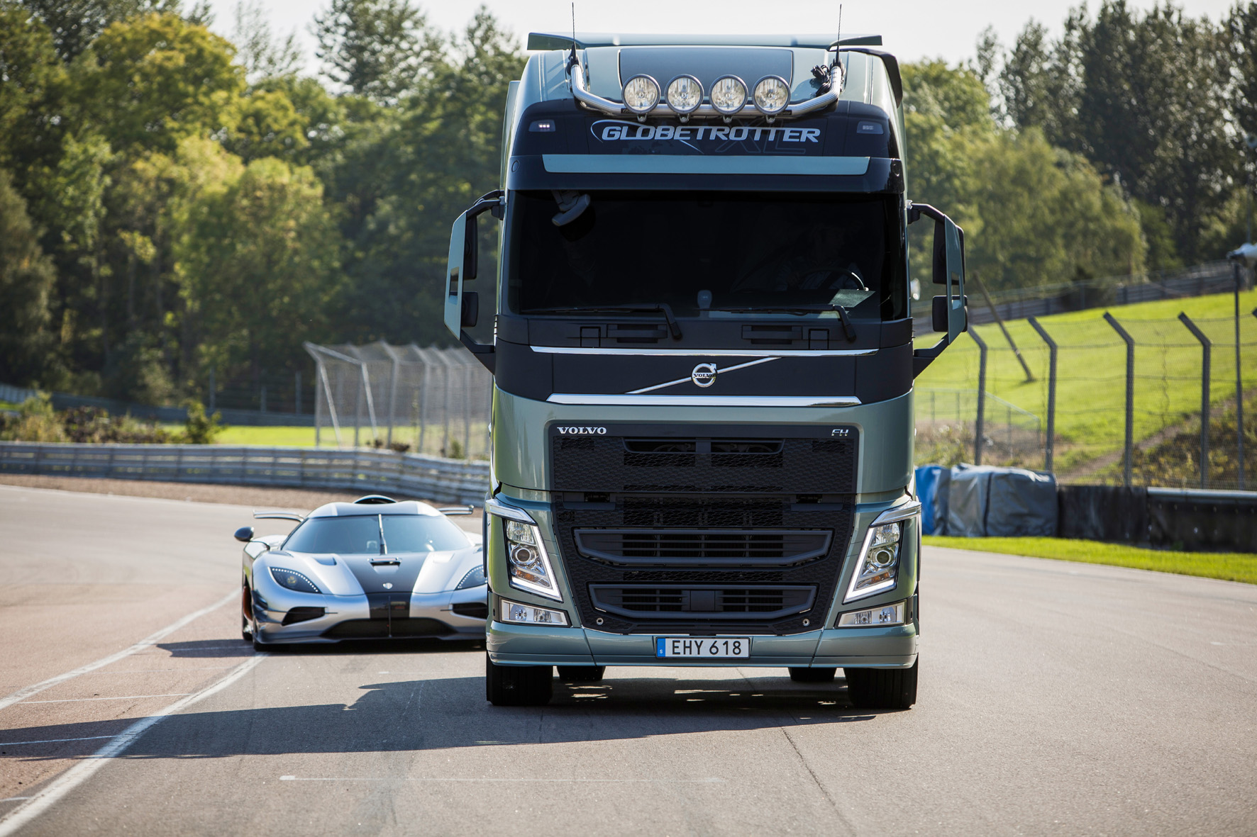 Wettrennen: Truck gegen Sportwagen