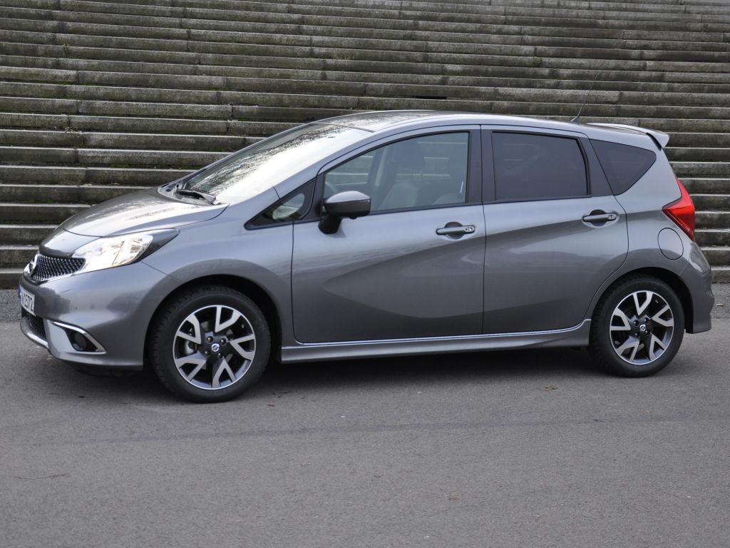 Seit Mitte 2013 ist die zweite Generation des Nissan Note auf dem Markt. Während die Grundform des Minivans ähnlich geblieben ist, hat die zweite Generation des Note dynamischer gezeichnete Scheinwerfer und Kühlergrill erhalten.