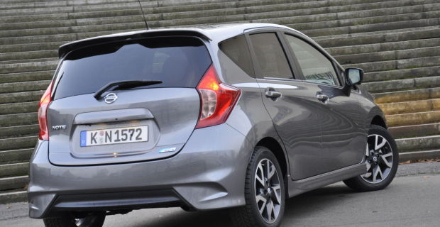 Seit Mitte 2013 ist die zweite Generation des Nissan Note auf dem Markt. Während die Grundform des Minivans ähnlich geblieben ist, hat die zweite Generation des Note dynamischer gezeichnete Scheinwerfer und Kühlergrill erhalten.