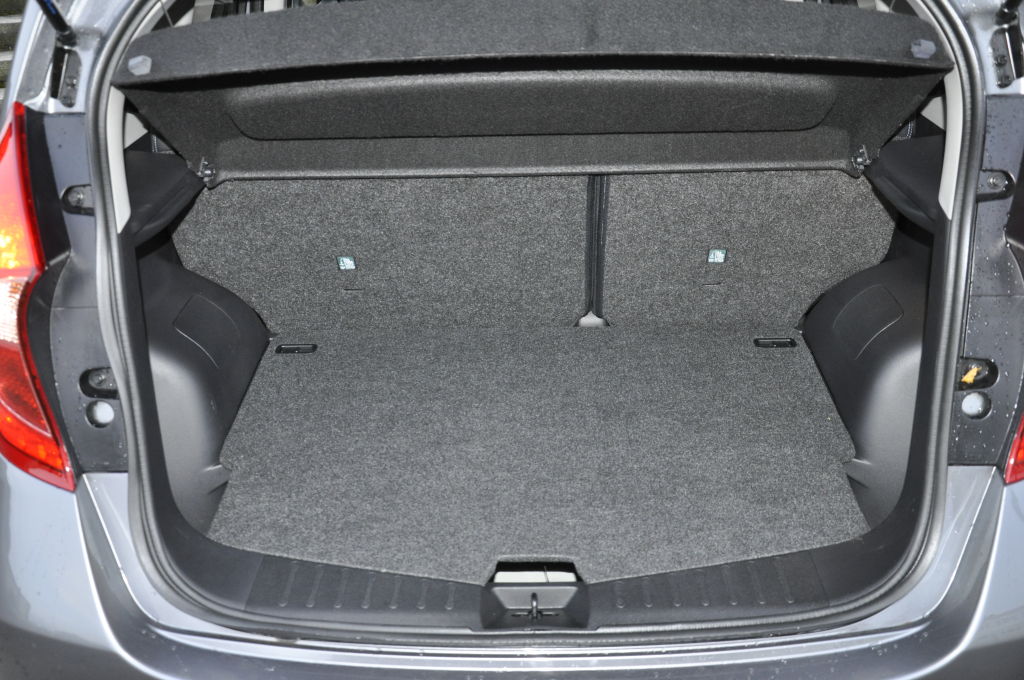 Seit Mitte 2013 ist die zweite Generation des Nissan Note auf dem Markt. Während die Grundform des Minivans ähnlich geblieben ist, hat die zweite Generation des Note dynamischer gezeichnete Scheinwerfer und Kühlergrill erhalten.